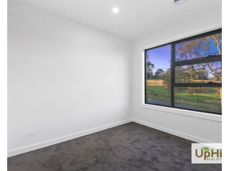 2/35 Manuka Road, Berwick VIC 3806