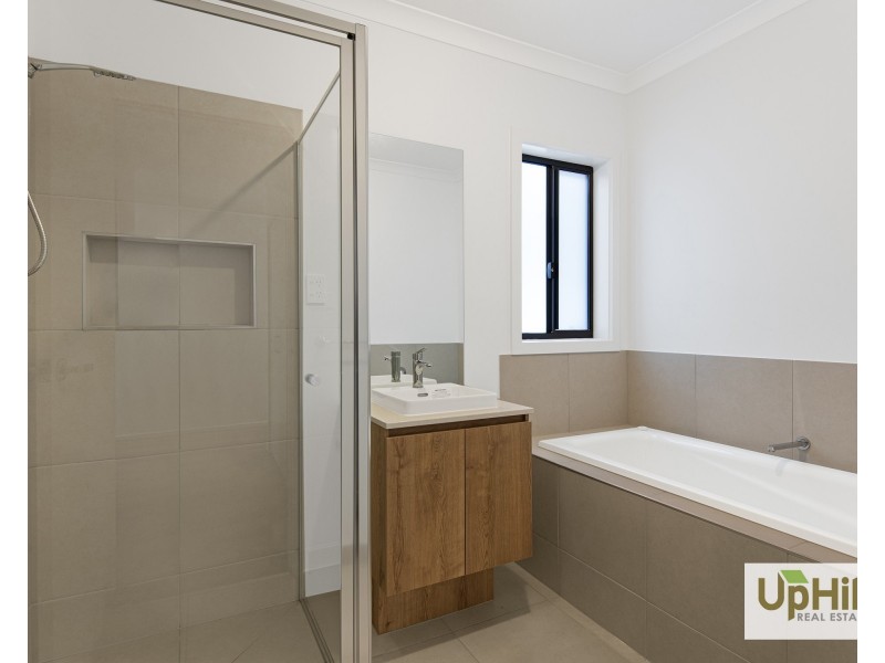 16 Wellingford Road, Clyde North VIC 3978