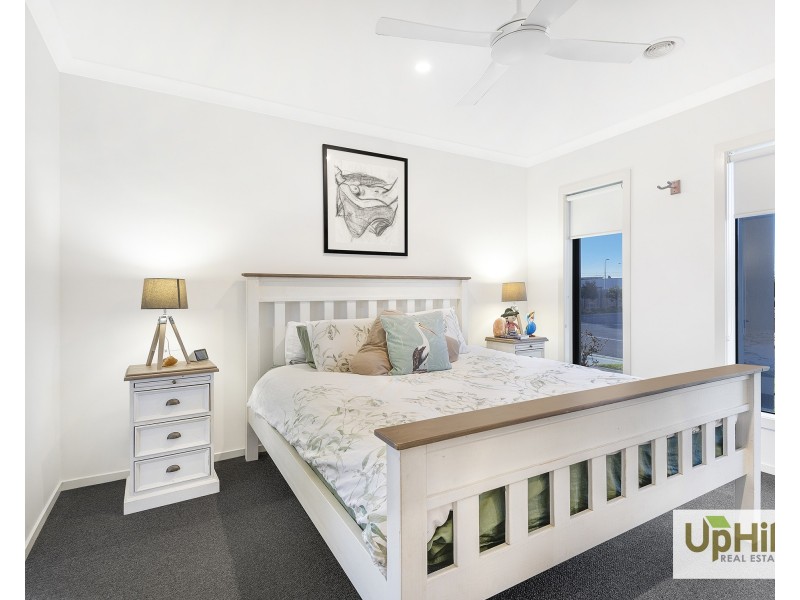 4 Charolais Way, Clyde North VIC 3978