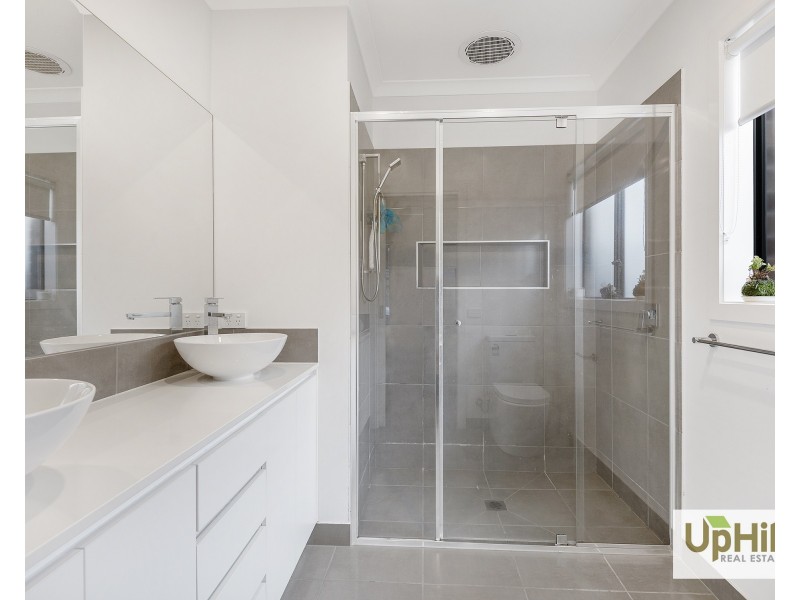 4 Charolais Way, Clyde North VIC 3978