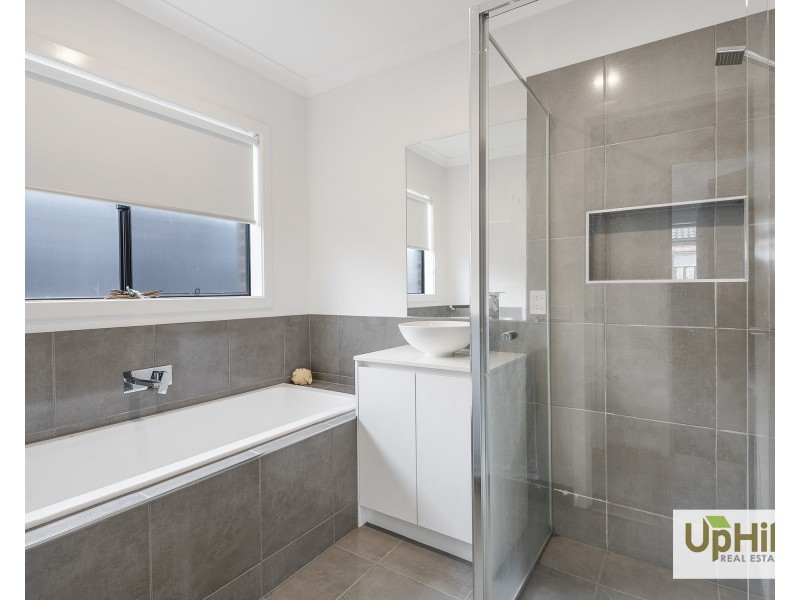 4 Charolais Way, Clyde North VIC 3978