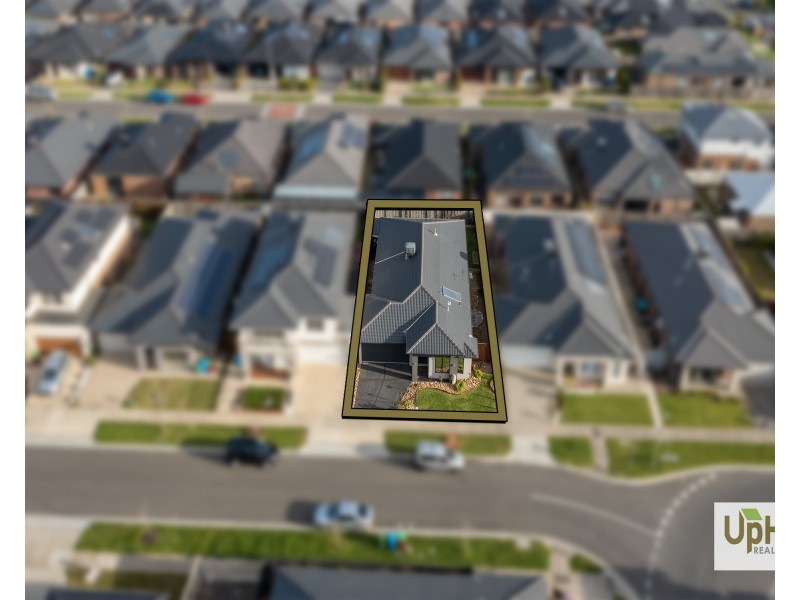 4 Charolais Way, Clyde North VIC 3978