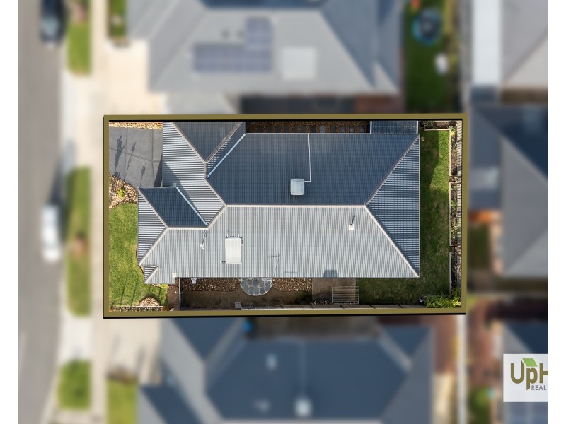 4 Charolais Way, Clyde North VIC 3978