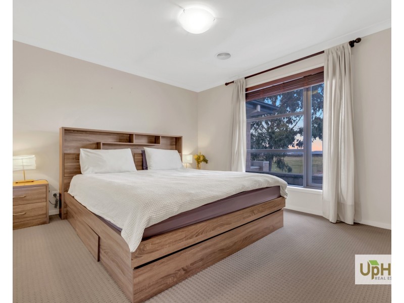 16 Selandra Boulevard, Clyde North VIC 3978