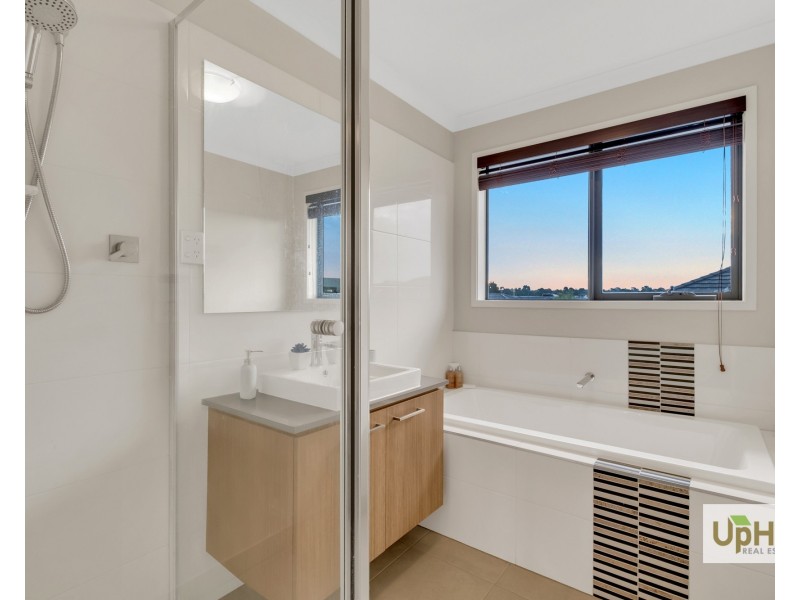 16 Selandra Boulevard, Clyde North VIC 3978