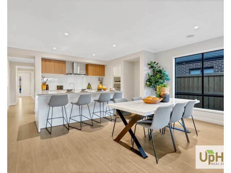 29 Cavern Boulevard, Clyde North VIC 3978