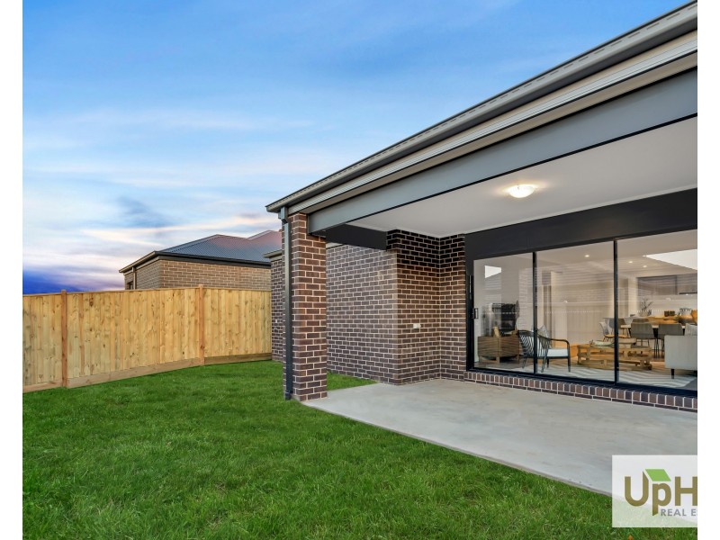 29 Cavern Boulevard, Clyde North VIC 3978