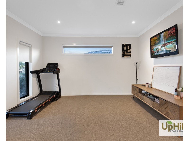 127 Thoroughbred Drive, Clyde North VIC 3978