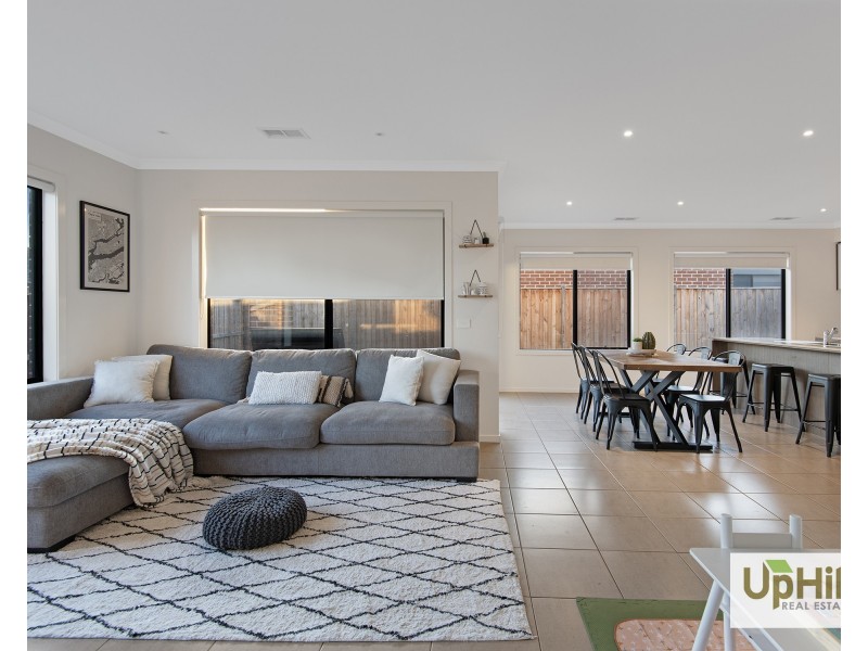 127 Thoroughbred Drive, Clyde North VIC 3978