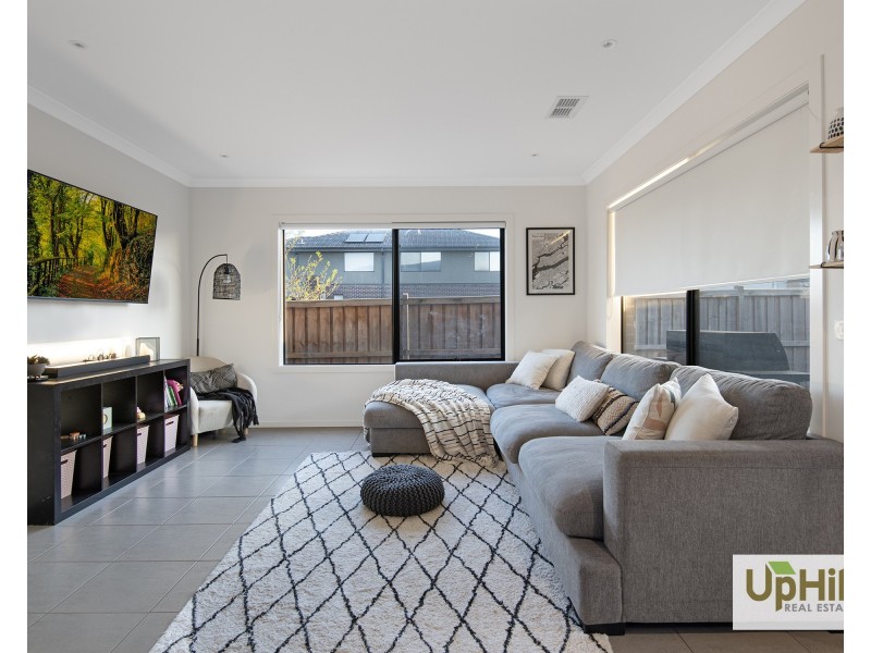 127 Thoroughbred Drive, Clyde North VIC 3978