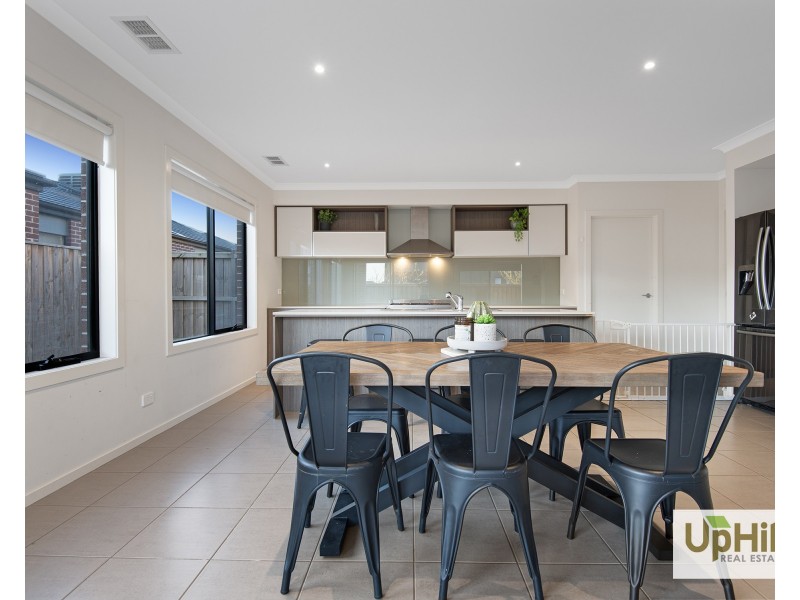 127 Thoroughbred Drive, Clyde North VIC 3978