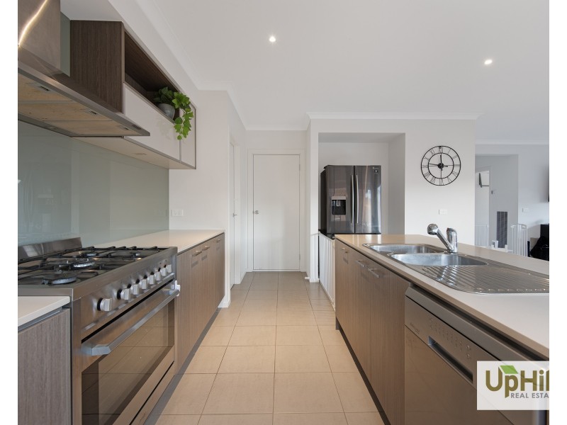 127 Thoroughbred Drive, Clyde North VIC 3978