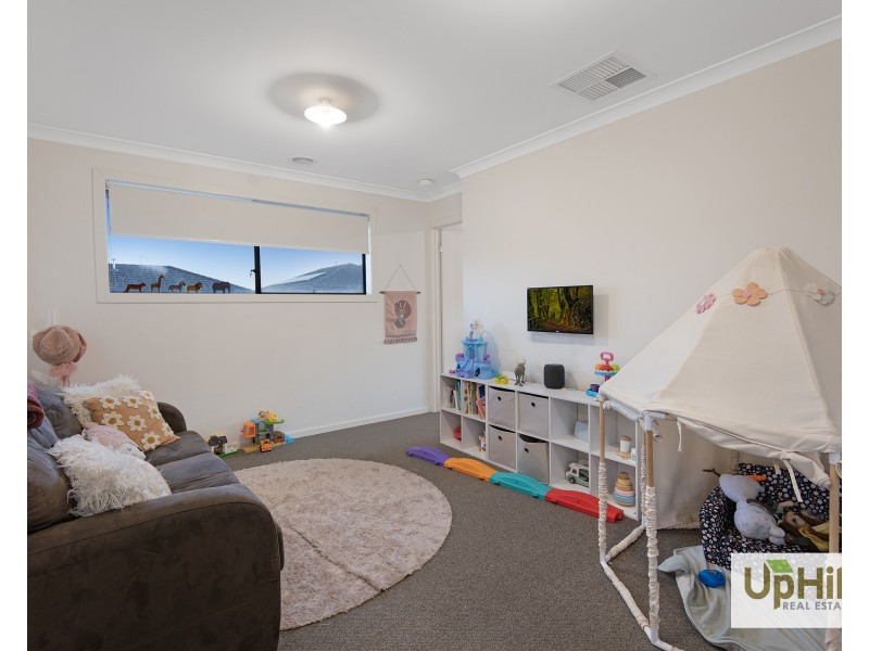 127 Thoroughbred Drive, Clyde North VIC 3978