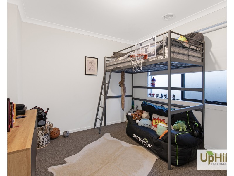 127 Thoroughbred Drive, Clyde North VIC 3978