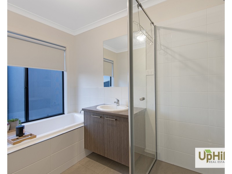 127 Thoroughbred Drive, Clyde North VIC 3978