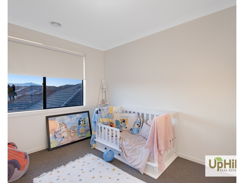 127 Thoroughbred Drive, Clyde North VIC 3978