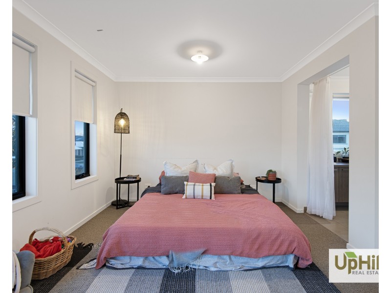 127 Thoroughbred Drive, Clyde North VIC 3978