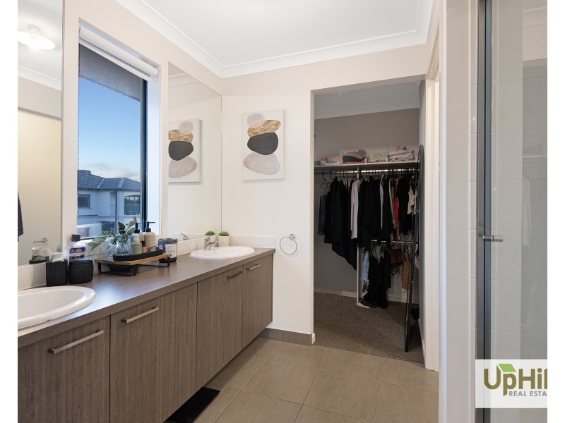 127 Thoroughbred Drive, Clyde North VIC 3978