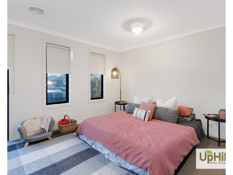 127 Thoroughbred Drive, Clyde North VIC 3978