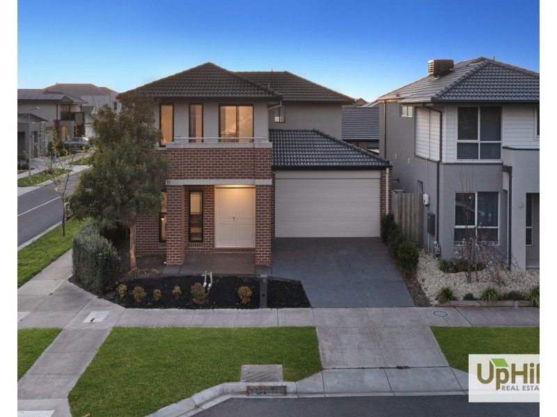 127 Thoroughbred Drive, Clyde North VIC 3978