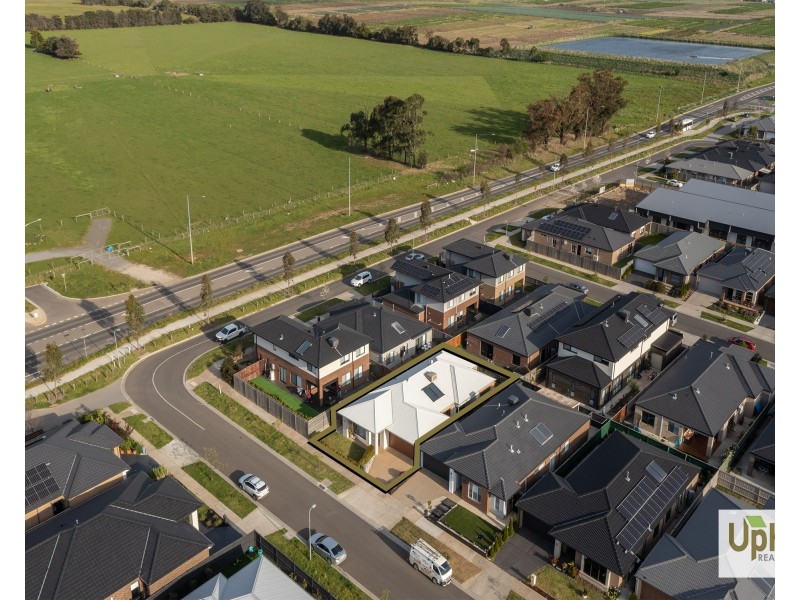 40  Shulze Drive, Clyde North VIC 3978