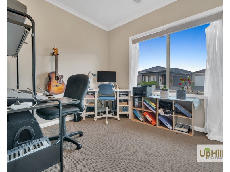 6 The Oaks Avenue, Pakenham VIC 3810