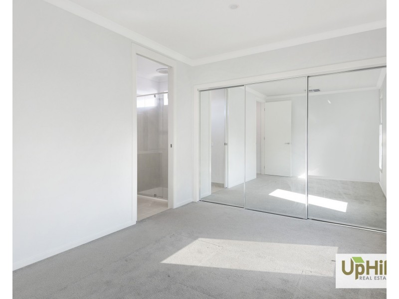 24 Charleston Chase, Berwick VIC 3806