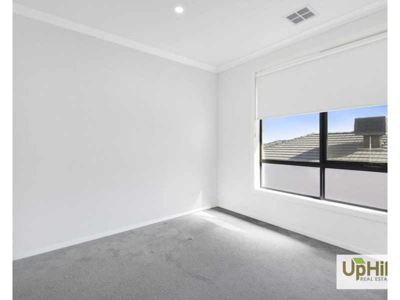 24 Charleston Chase, Berwick VIC 3806