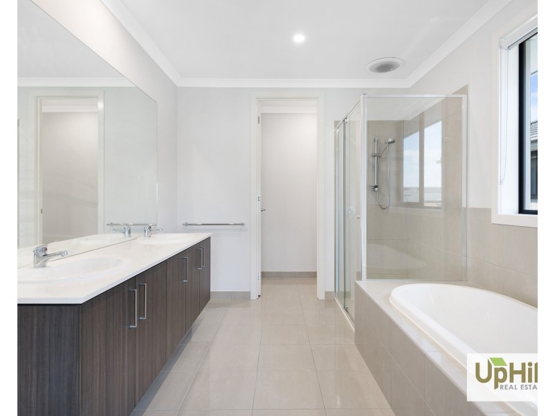 24 Charleston Chase, Berwick VIC 3806