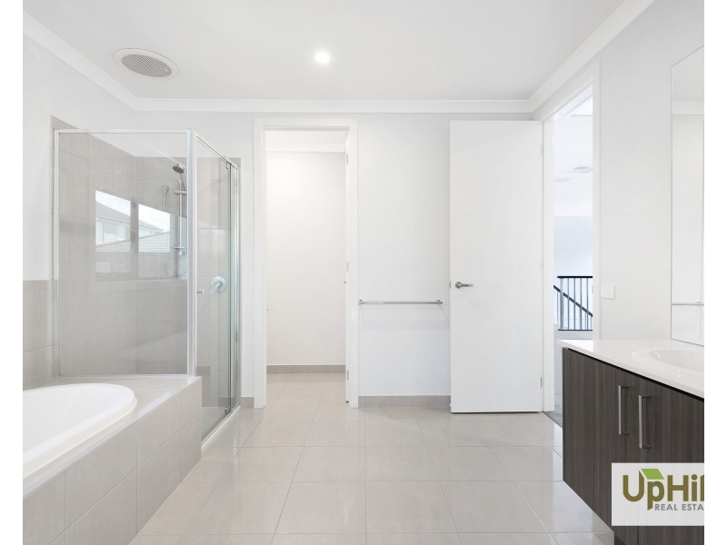 24 Charleston Chase, Berwick VIC 3806