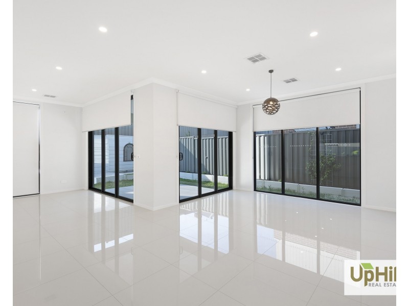 24 Charleston Chase, Berwick VIC 3806