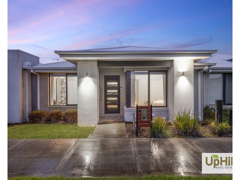 9 Emanda Lane, Clyde North VIC 3978