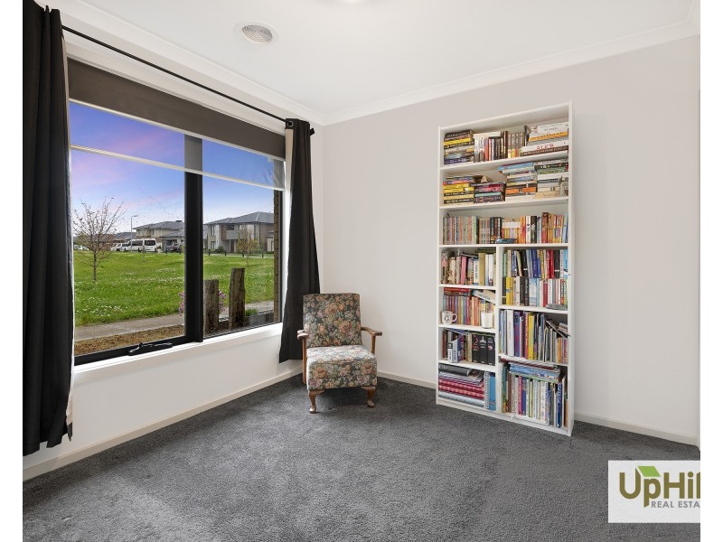 9 Emanda Lane, Clyde North VIC 3978