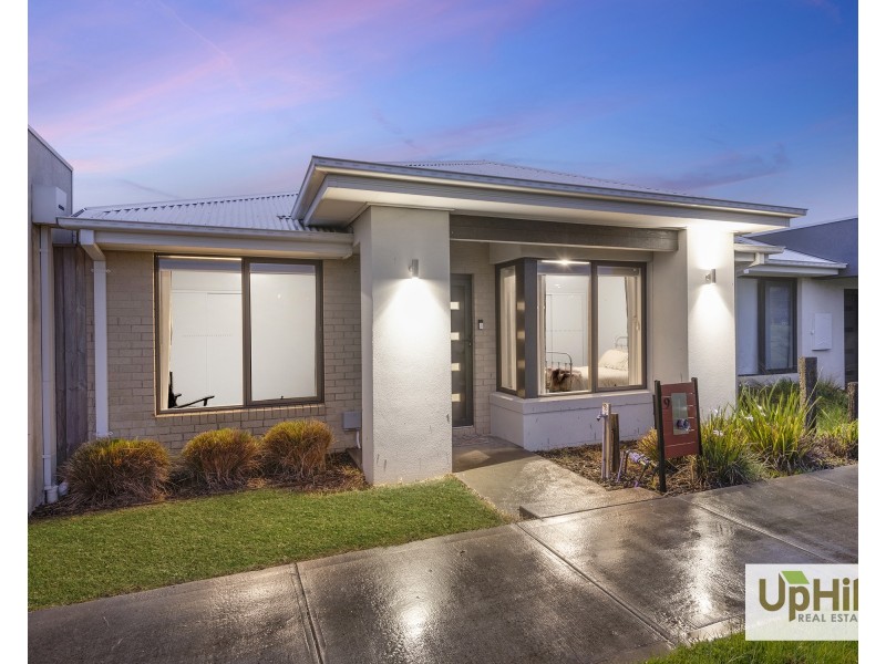 9 Emanda Lane, Clyde North VIC 3978