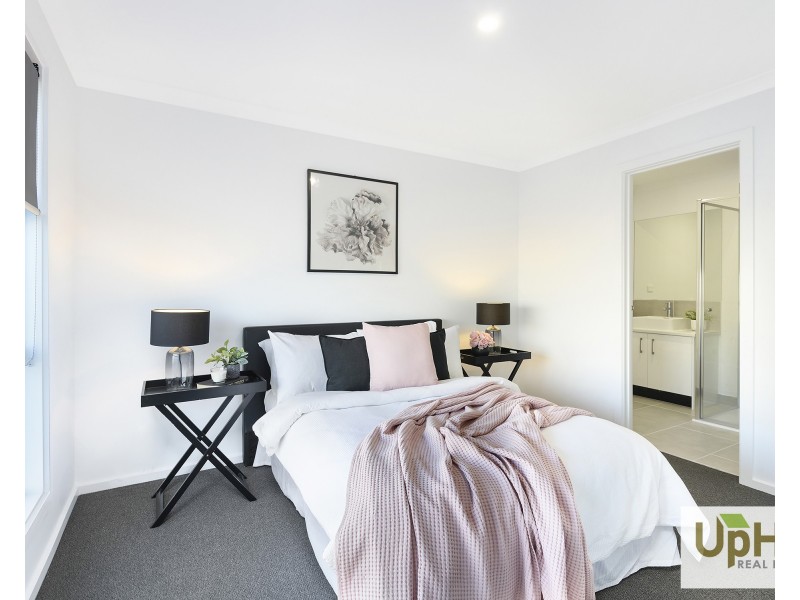 10 Monterey Loop, Clyde VIC 3978