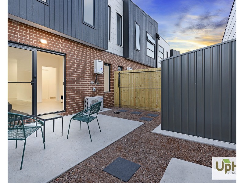 10 Monterey Loop, Clyde VIC 3978