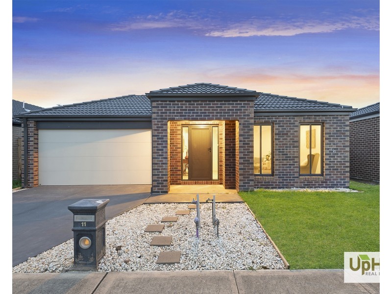 11 Pebblestone Circuit, Clyde North VIC 3978