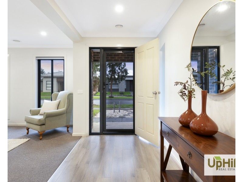 11 Pebblestone Circuit, Clyde North VIC 3978