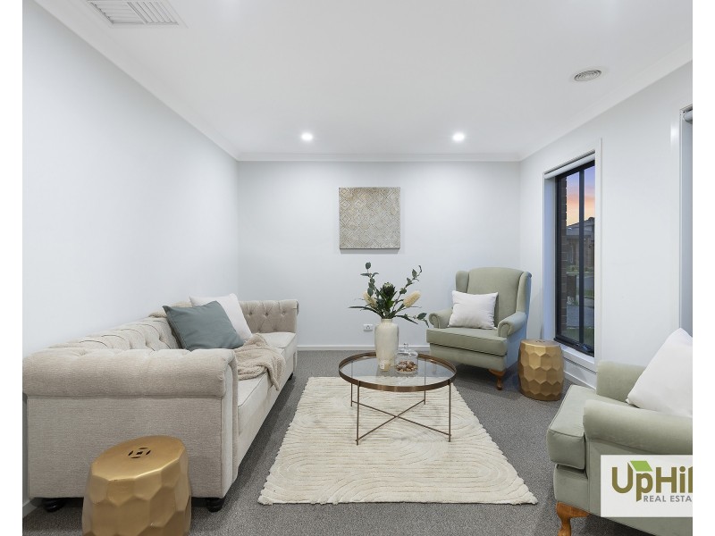 11 Pebblestone Circuit, Clyde North VIC 3978