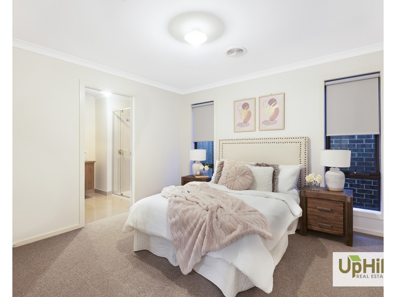 11 Pebblestone Circuit, Clyde North VIC 3978