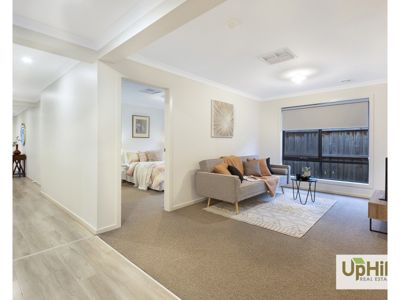 11 Pebblestone Circuit, Clyde North VIC 3978