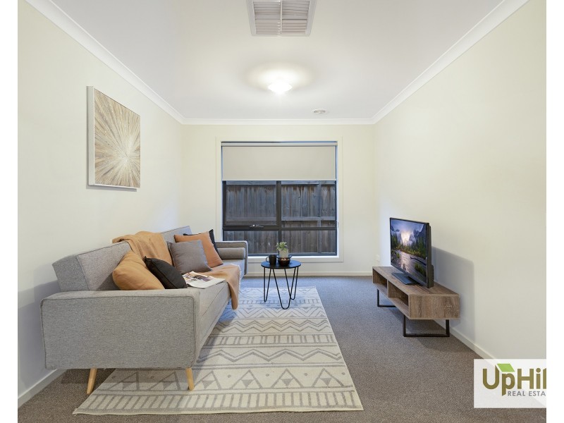 11 Pebblestone Circuit, Clyde North VIC 3978