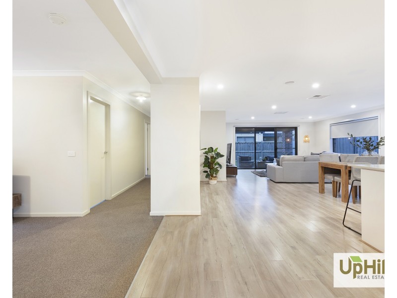 11 Pebblestone Circuit, Clyde North VIC 3978