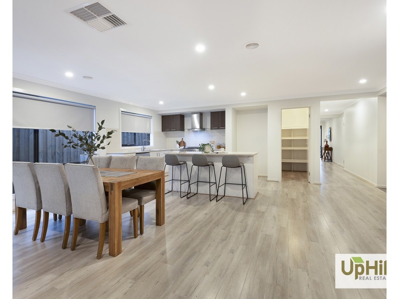 11 Pebblestone Circuit, Clyde North VIC 3978