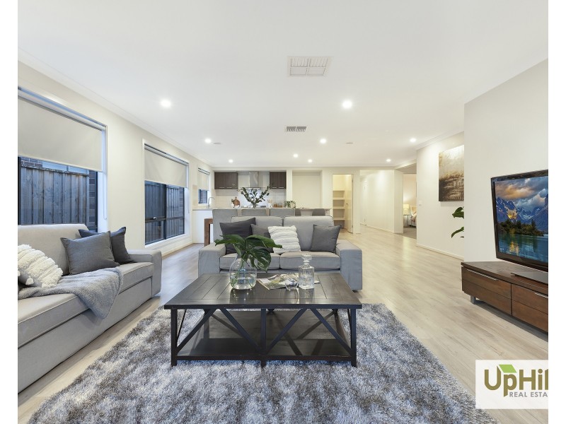 11 Pebblestone Circuit, Clyde North VIC 3978