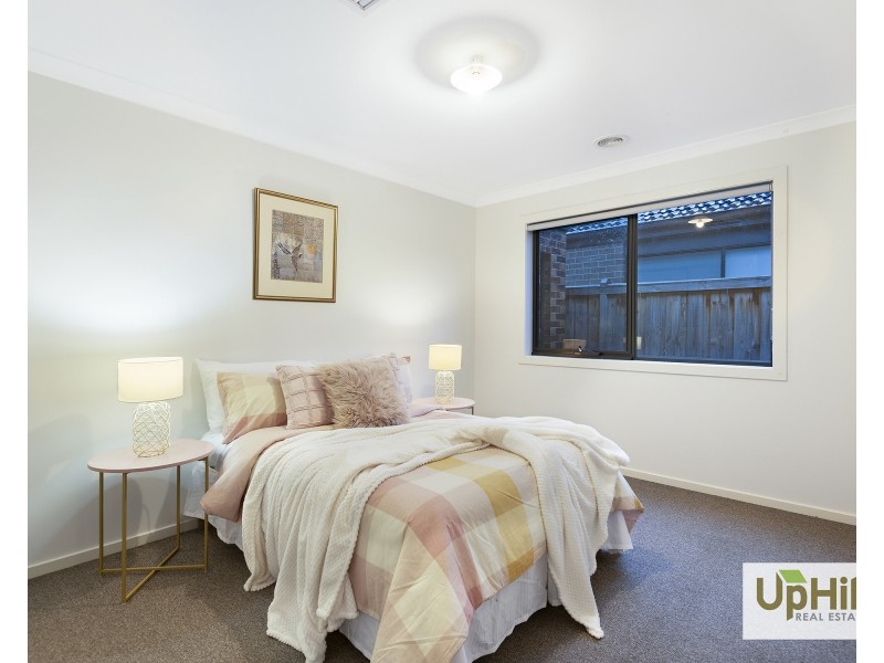 11 Pebblestone Circuit, Clyde North VIC 3978