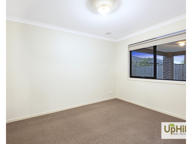 11 Pebblestone Circuit, Clyde North VIC 3978