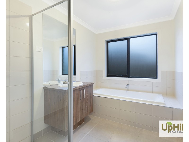 11 Pebblestone Circuit, Clyde North VIC 3978