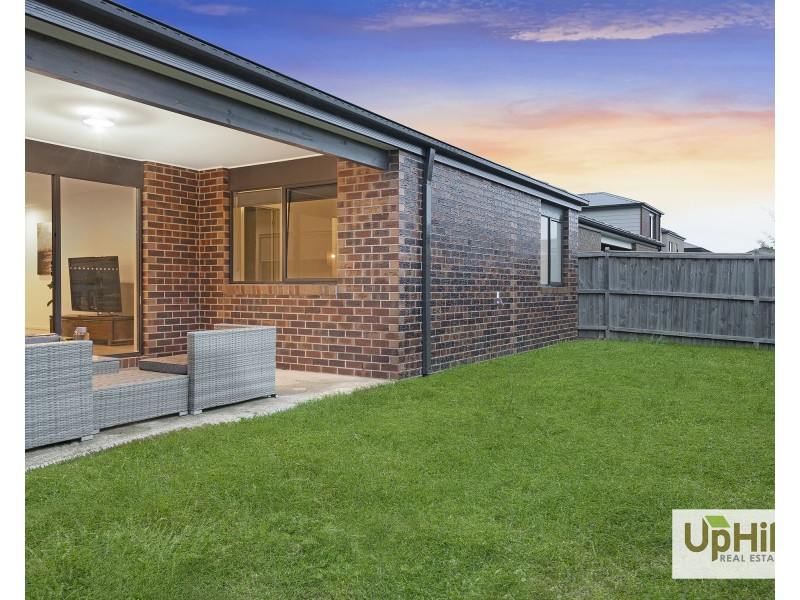 11 Pebblestone Circuit, Clyde North VIC 3978