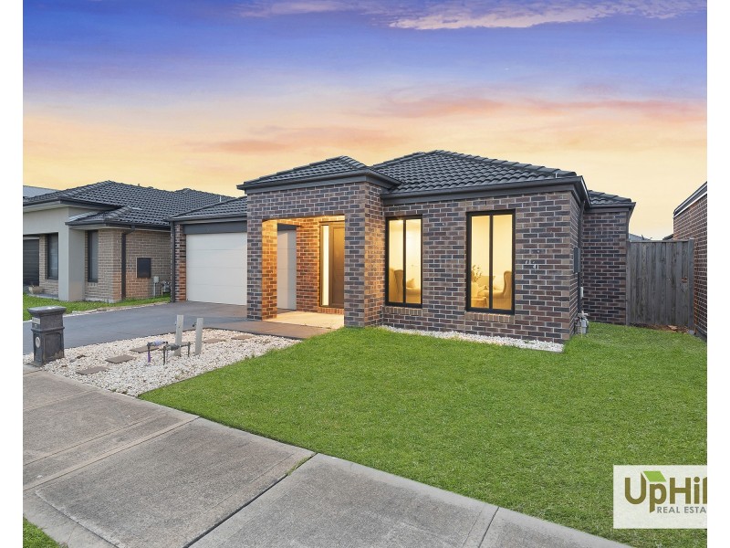 11 Pebblestone Circuit, Clyde North VIC 3978